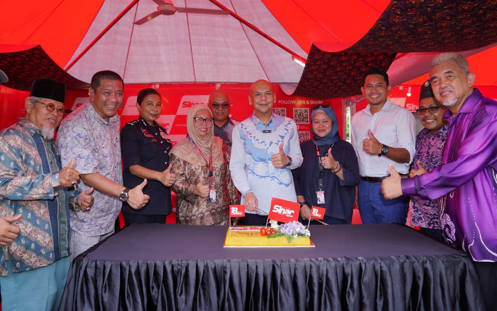 Domestic Trade and Cost of Living Minister Datuk Armizan Mohd Ali (centre) with Sinar Karangkraf CEO Farah Hussamuddin and the senior leadership team during Karangkraf's Karnival Rakyat held last weekend.
