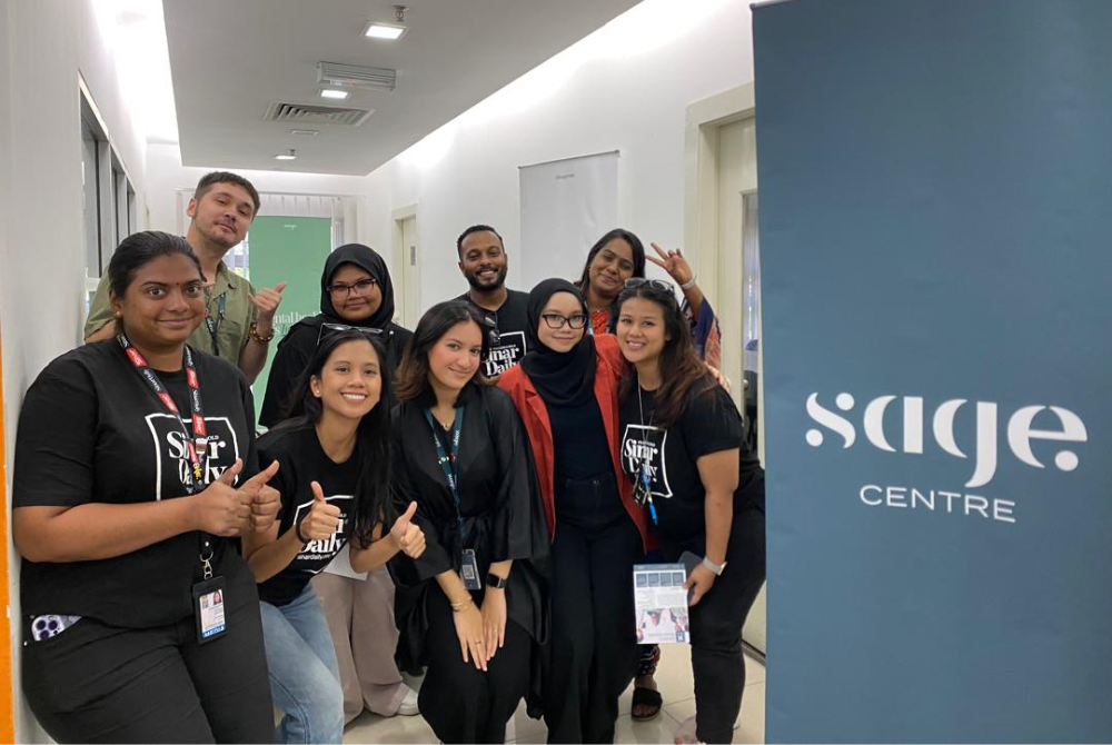 Yasmin (centre) with the Sage and Sinar Daily team at the Confession Session held at Karnival Rakyat Karangkraf. 