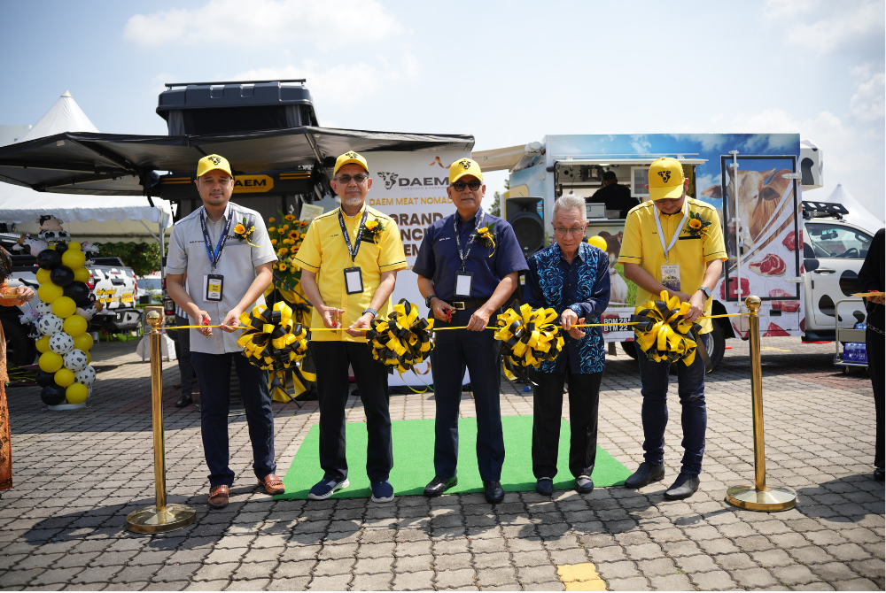 Perbadanan Usahawan Nasional Berhad (PUNB) chairman Tan Sri Acryl Sani Abdullah Sani (third from right) and Daem Sdn Bhd chairman Tan Sri Syed Zainal Abidin Syed Mohd Tahir (third from left) officiating the launch of Daem Meat Nomads. 
