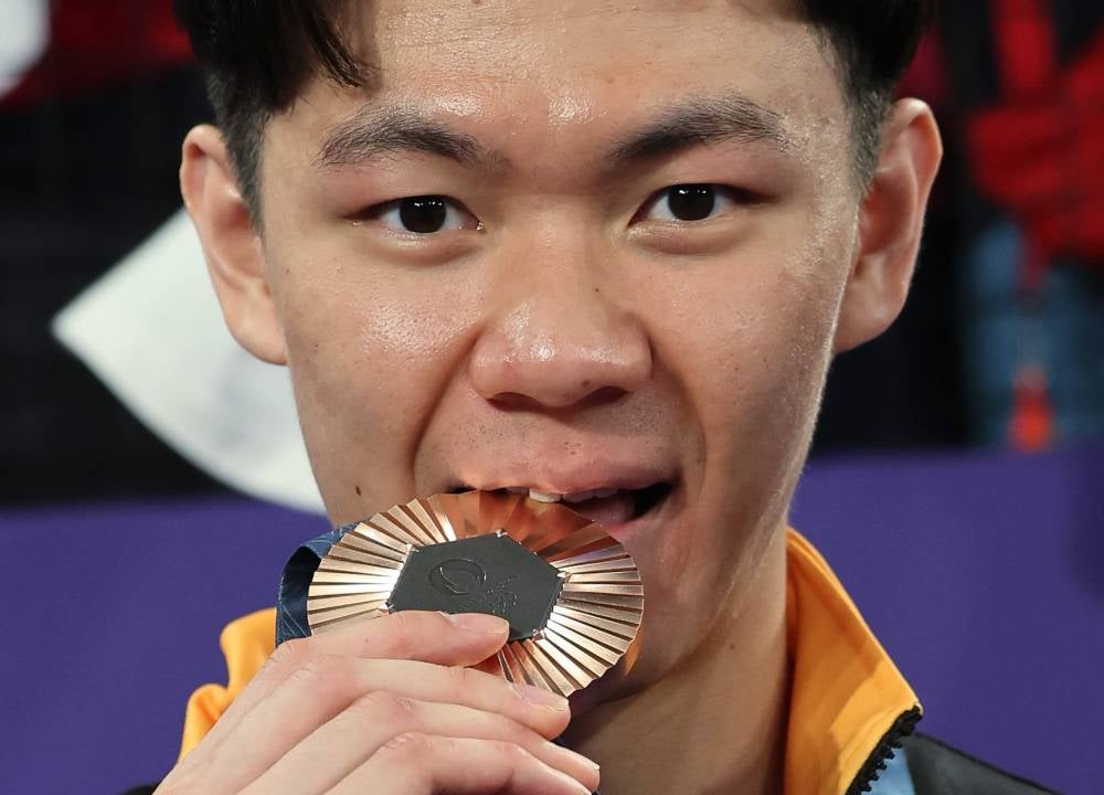 Yesterday, Zii Jia became the third Malaysian to win an Olympic medal in men's singles badminton, following Rashid's bronze at Atlanta 1996 and Datuk Lee Chong Wei's three silver medals at Beijing 2008, London 2012 and Rio 2016. Photo by Bernama