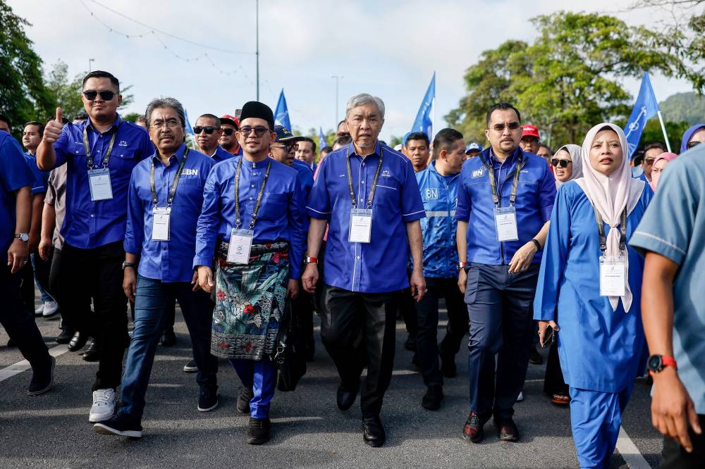 Loke, who is Transport Minister, also wished good luck to Kelantan Umno Youth chief Mohd Azmawi Fikri Abdul Ghani (third left), who is representing BN in the by-election on Aug 17. - Photo by Bernama