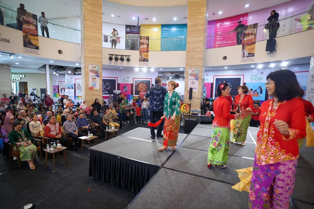 Wong Chun Wai (seated, third from left) at the closing ceremony of Festival Peranakan Malaysia. Photo by Bernama