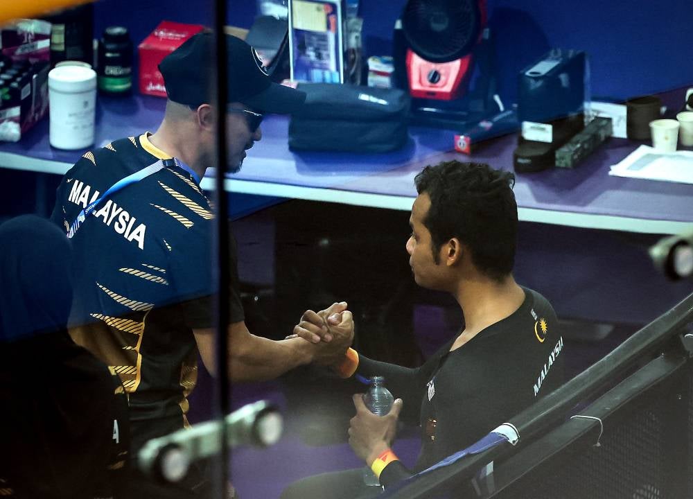 National track cyclist Datuk Mohd Azizulhasni Awang (left) shows his support for Muhammad Shah Firdaus Sahrom after qualifiying for the men's keirin finals at the Paris 2024 Olympic Games at the Saint-Quentin-en-Yvelines National Velodrome, today. - Photo by Bernama