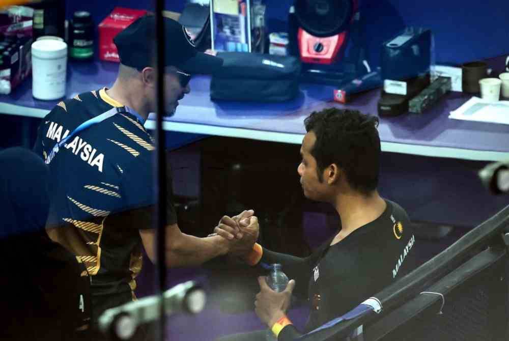 Mohd Azizulhasni (left), known as 'The Pocket Rocketman,' hopes that the 28-year-old cyclist from Muar, Johor, will begin preparing for the Los Angeles 2028 (LA28) Olympics starting now, even though it may seem too early. - Photo by Bernama