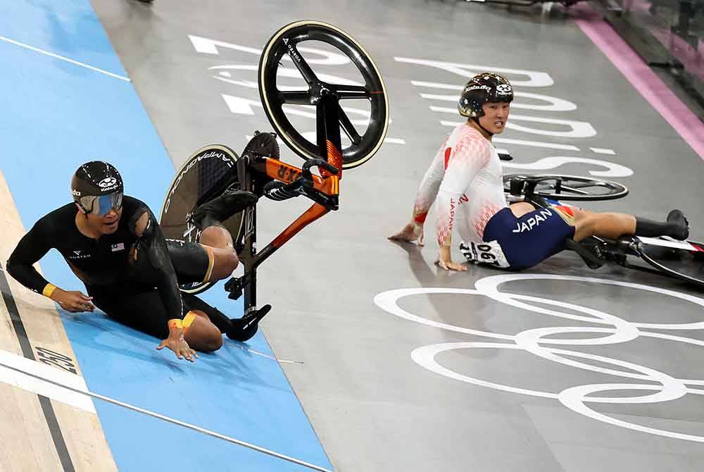 The collision incident involving Shah Firdaus (left) and Nakano (right) during the keirin final at the 2024 Paris Olympics on Sunday. Photo by Bernama