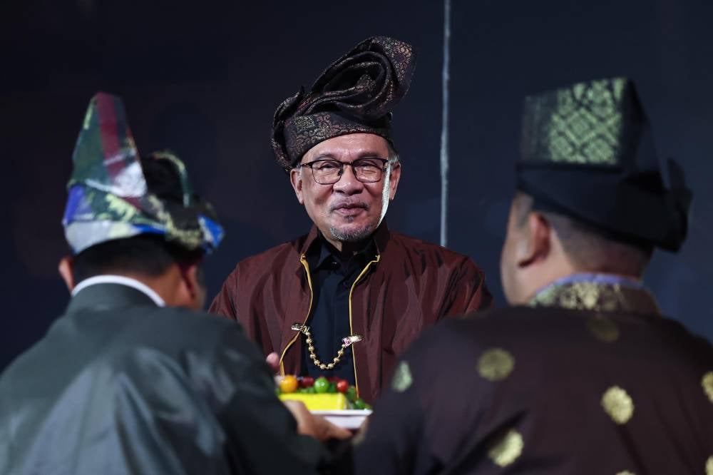 The concert was briefly paused to celebrate the birthday of Prime Minister Datuk Seri Anwar Ibrahim during the 'Datuk M.N45ir CIPTA' concert by Datuk M Nasir at Axiata Arena on August 10, 2024. (BERNAMA PHOTO) 