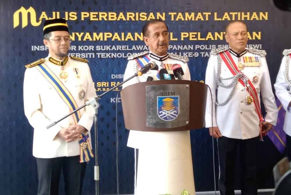 Razarudin (centre) during a press conference.