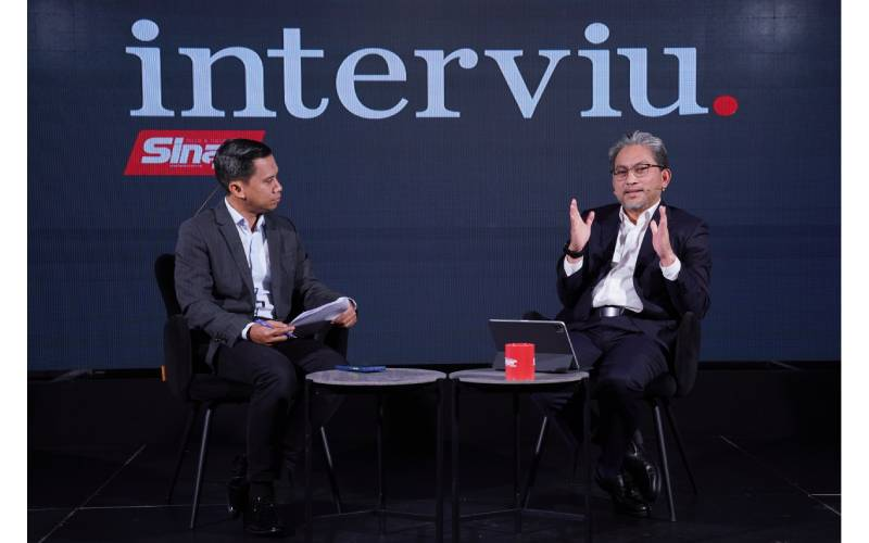 EPF Chief Operating Officer Sazaliza Zainuddin (right)