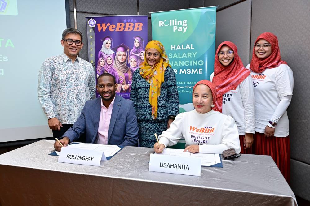 (from left) RollingPay CEO Cellou Diallo and Yang-Dipertuan Usahanita Datuk Faridah A. Jabbar.