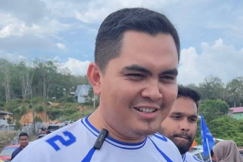 Dr Akmal when met by reporters at a friendly football match between local football team, Perasu versus former players of Kelantan FC at Felda Perasu field.