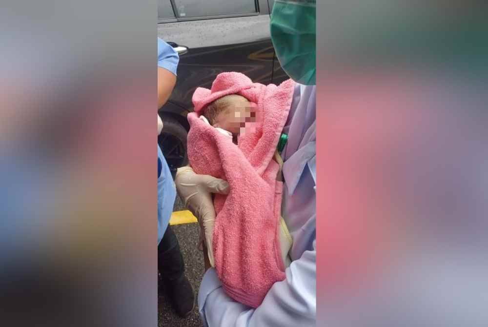 A newborn baby girl, still with her umbilical cord attached, was found in a basin near a garbage bin in Pekan Titi Serong, Parit Buntar on Wednesday.