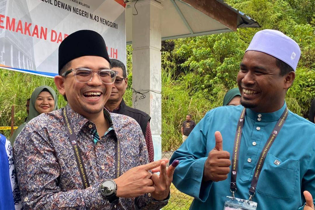 Barisan Nasional’s (BN) Mohd Azmawi Fikri Abdul Ghani and Perikatan Nasional's (PN) Mohd Rizwadi Ismail cast their votes early this morning at Tabika Sri Bakawali in Bertam Lama today. - Photo by Wan Ahmad Atarmizi/Sinar Daily