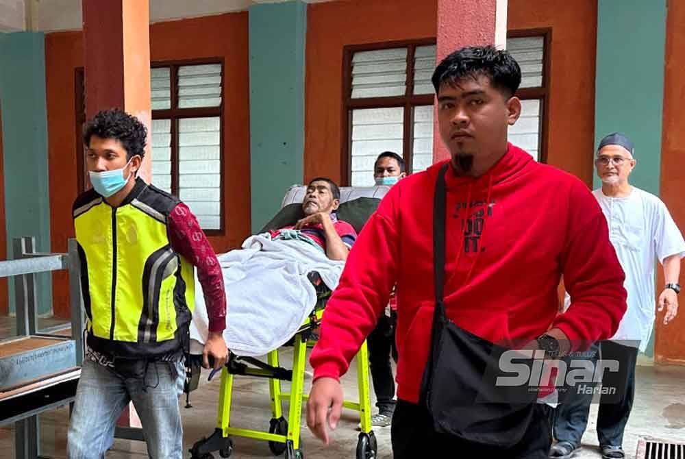 Aziz, who was on a hospital bed, was pushed by Election Commission staff to vote in the Nenggiri by-election in Gua Musang.