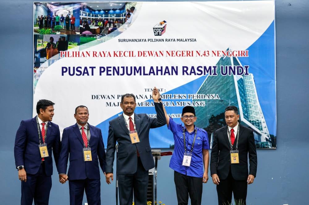 Azmawi (second from right) polled 9,091 votes to beat Pas candidate Mohd Rizwadi Ismail, representing Perikatan Nasional (PN), who obtained 5,739 votes.