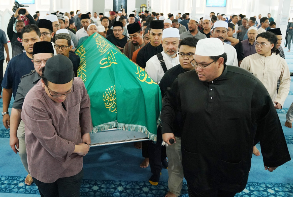 Former Sinar Karangkraf group editor-in-chief Rozaid Abdul Rahman was laid to rest at the Precinct 20 Muslim Cemetery in Putrajaya. - Photo by ROSLI TALIB