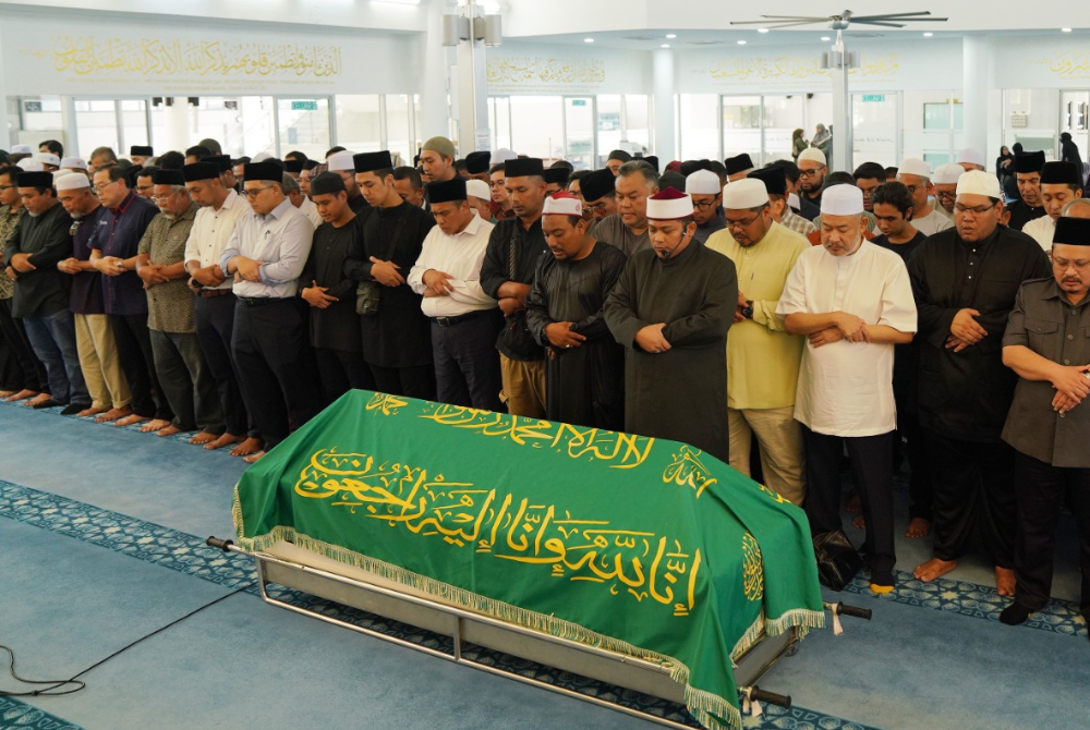 Funeral prayers for former Sinar Karangkraf group editor-in-chief Rozaid Abdul Rahman at the Putra Heights Mosque, Subang Jaya. - Photo by ROSLI TALIB