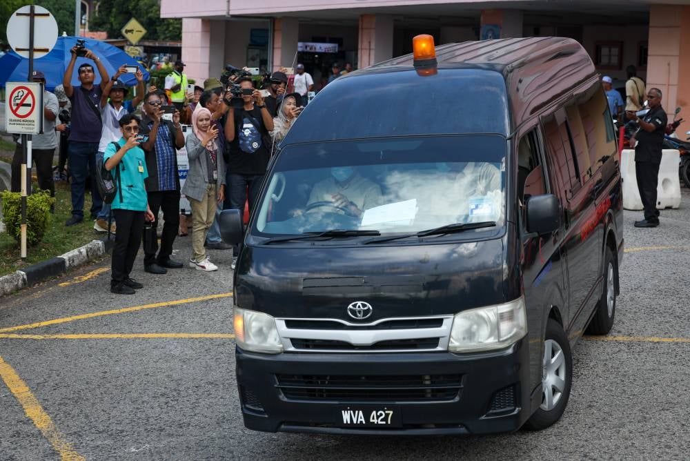 The remains of the late Istiqomah Ahmad Rozi, 33, a teacher who was brutally murdered and whose body was found in a tragic state in Kampung Tanjung Rimau, Pulau Sebang, Alor Gajah, last year, were claimed by her family at the Forensic Unit of Melaka Hospital today. - Photo by Bernama