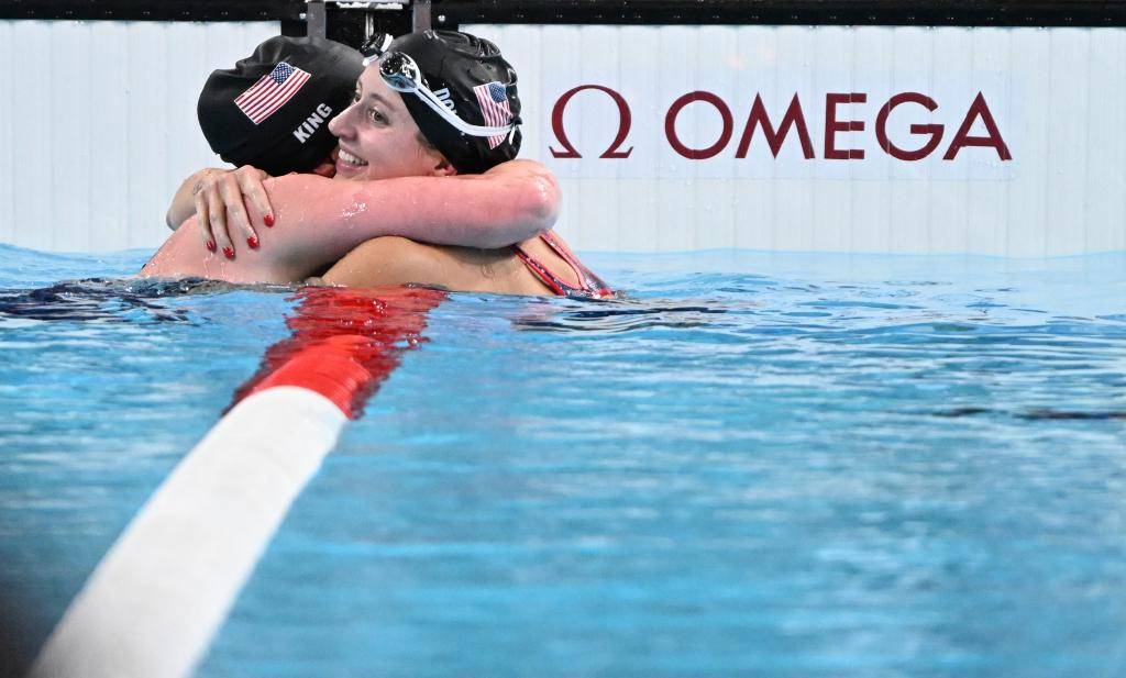 Kate Douglass (R) and Lilly King of the United States hug after the women's 200m breaststroke final at Paris 2024 Olympic Games on Aug 1, 2024. - (Photo XIA YIFANG / XINHUA)