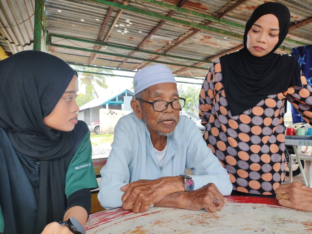 Nonagenarian Shaari Sabu vividly recalled the harrowing hardship of evading Japanese soldiers who sought to conscript him and other teenagers into forced labour. Photo by Bernama