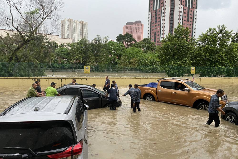 Scenes outside PWTC as visitors and affected car owners trying to move their vehicles to higher ground in an effort to save them from further damage.
