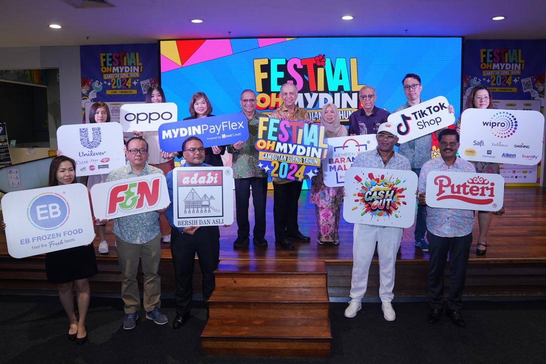 Ameer (centre) alongside gold sponsors during the OHMYDIN! Festival at Mydin USJ. - PHOTO: MOHD HALIM ABD WAHID