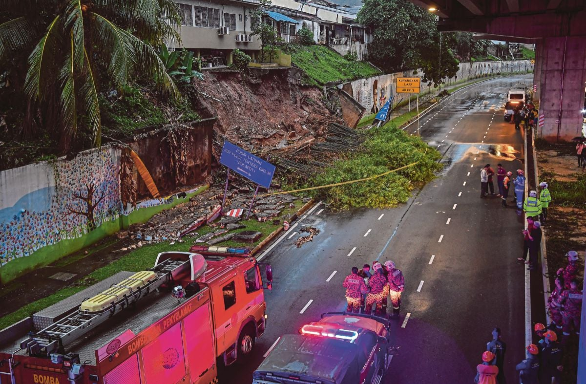 Members of the Fire and Rescue Department and DBKL Emergency Squad conducted a safety inspection of a house affected by a landslide in Taman Bunga Raya. (BERNAMA PHOTO) 