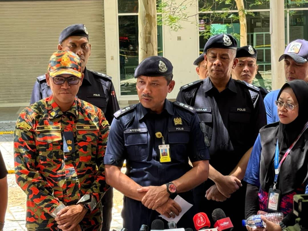 Dang Wangi District police chief Assistant Commissioner Sulizmie Affendy Sulaiman (centre) - Photo by Sinar