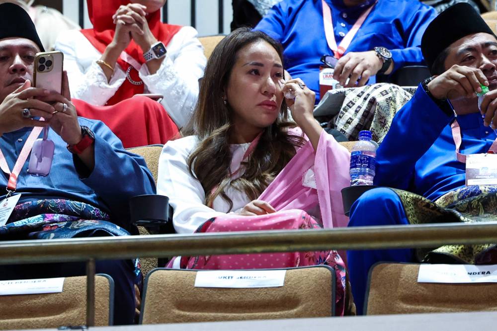 KUALA LUMPUR, 24 Ogos -- Reaksi anak kepada bekas Perdana Menteri Datuk Seri Najib Tun Razak sebak ketika Presiden UMNO yang juga Timbalan Perdana Menteri Datuk Seri Dr Ahmad Zahid Hamidi berucap semasa sesi pergulungan Perhimpunan Agung UMNO 2024 di Dewan Merdeka hari ini.
--fotoBERNAMA (2024) HAK CIPTA TERPELIHARA