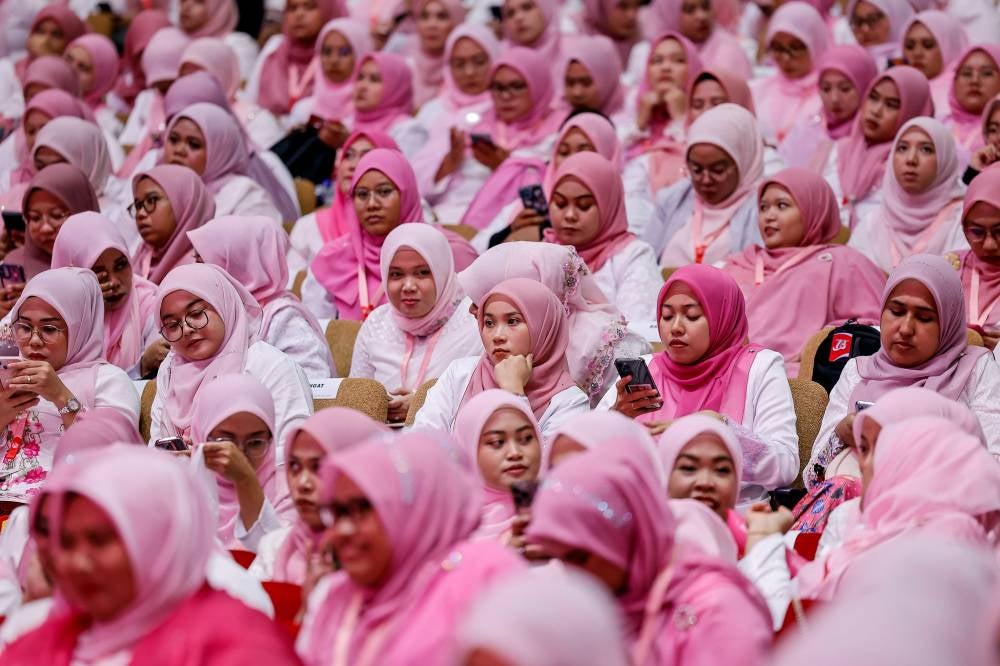 Proposal to raise the age limit for Puteri Umno members from 35 to 40 will be deliberated.