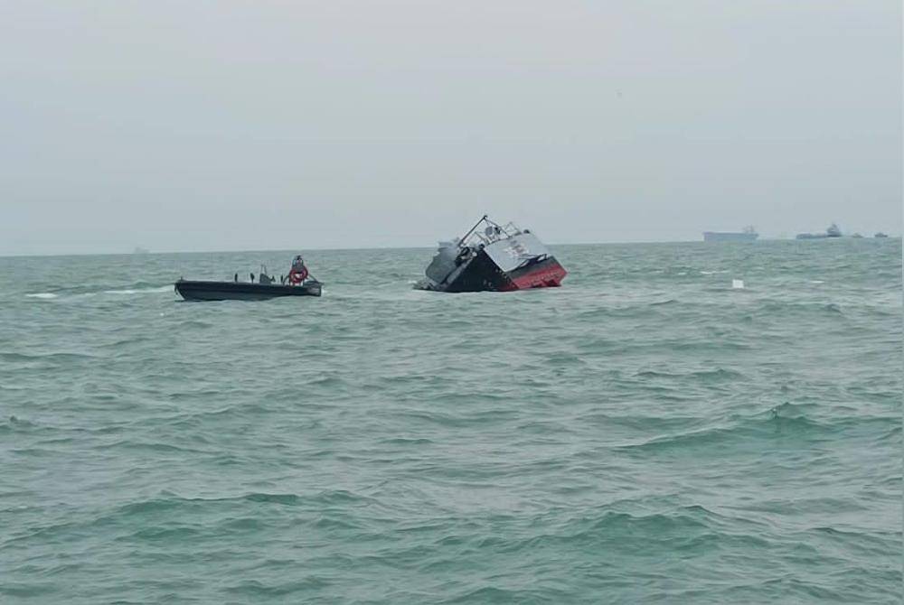 The KD Pendekar vessel sank after suffering a major leak and flooding upon hitting an underwater object during an operation on Aug 25. Photo: Social media