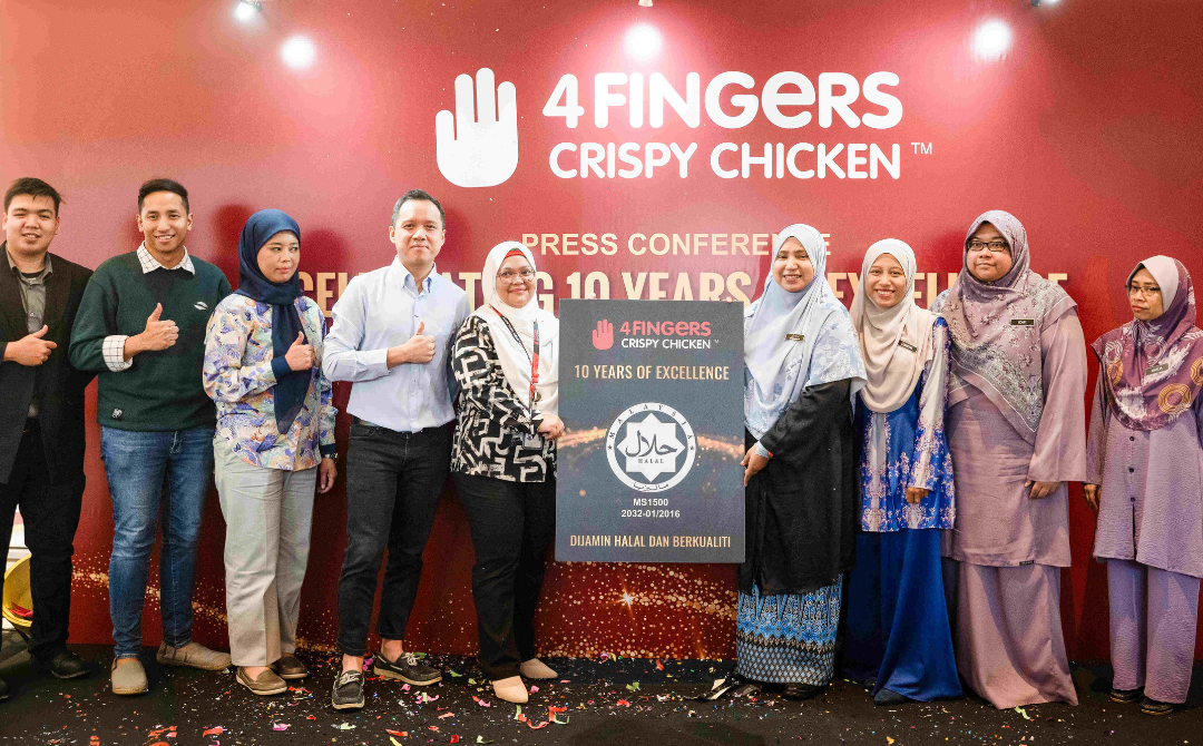 Zarina Mohamad Saad (fifth from left) celebrating 10 Years of excellence accompanied by 4Fingers Malaysia, Jakim Management and representatives, senior assistant director, Norasikin Yaacob (fourth from right) - Photo by 4Fingers's management