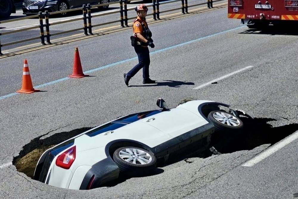 A sinkhole appeared in Seoul and swallowed a car, leaving two elderly passengers with severe injuries. Photo source: X.