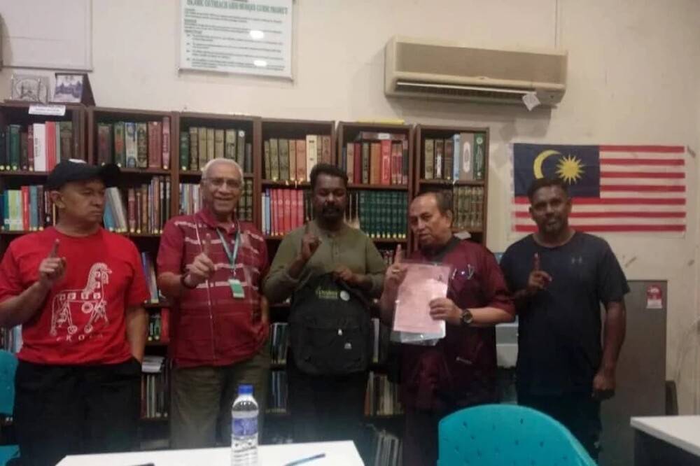 Haridath (centre) recited the Shahadah last Monday. - Photo: Abim