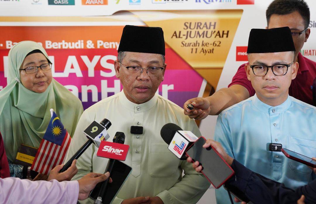 Minister in the Prime Minister's Department (Religious Affairs) Datuk Dr Mohd Na'im Mokhtar (left) and Communications Minister Fahmi Fadzil at the Malaysia #QuranHour programme held at the Tuanku Mizan Zainal Abidin Mosque in Putrajaya, today. - Photo by ROSLI TALIB