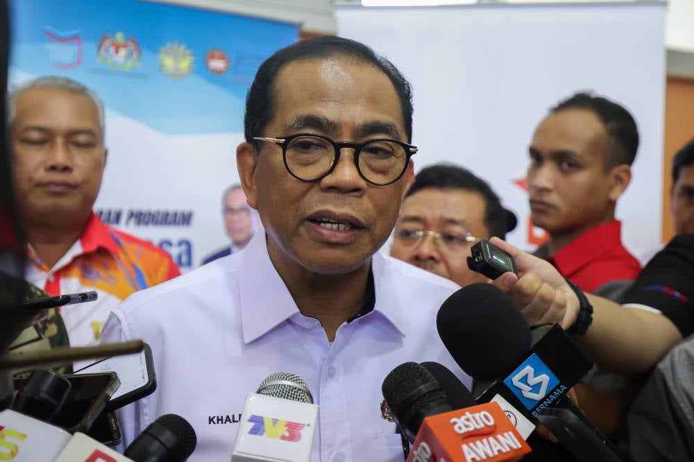 Defence Minister Datuk Seri Mohamed Khaled Nordin during a press conference media conference after attending the launch of the LTAT Foundation and UPSI e-Perkasa SPM programme and the presentation of laptops to the children of armed forces personnel at Mahkota Kluang Camp, today. - Photo by Bernama
