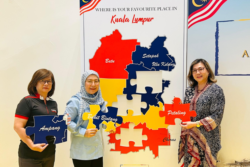  Head Librarian of Kuala Lumpur Library Anita Mohd Jali (middle) and Intermark Mall General Manager Evelyn Woon (right) at the launch of ‘Kuala Lumpur: A Journey Through Time’ event held in Intermark Mall.