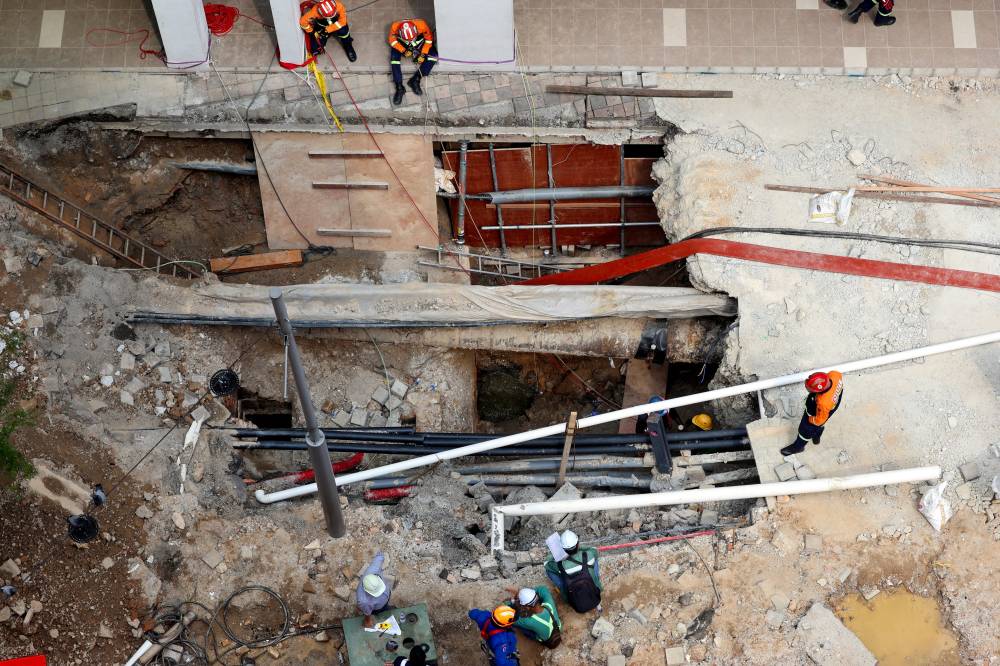 SAR operation for G. Vijaya Laksmi, 48, the victim of the land subsidence incident in Jalan Masjid India, Kuala Lumpur. - Photo by Bernama