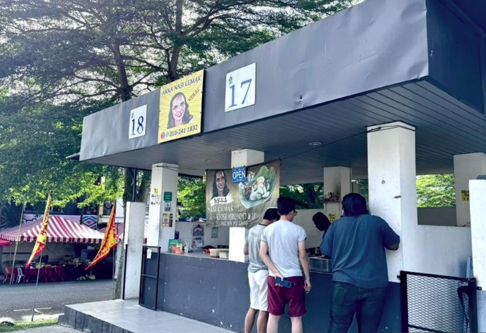 This writer observed that several Chinese families have been coming to buy nasi lemak from Sangheeta, also known as ‘Akka Nasi Lemak’ on the social media platform TikTok, from morning until noon. Some even arrive in their pyjamas, as if it were part of their daily routine to buy 'Akka' nasi lemak in the morning. - Photo by Bernama