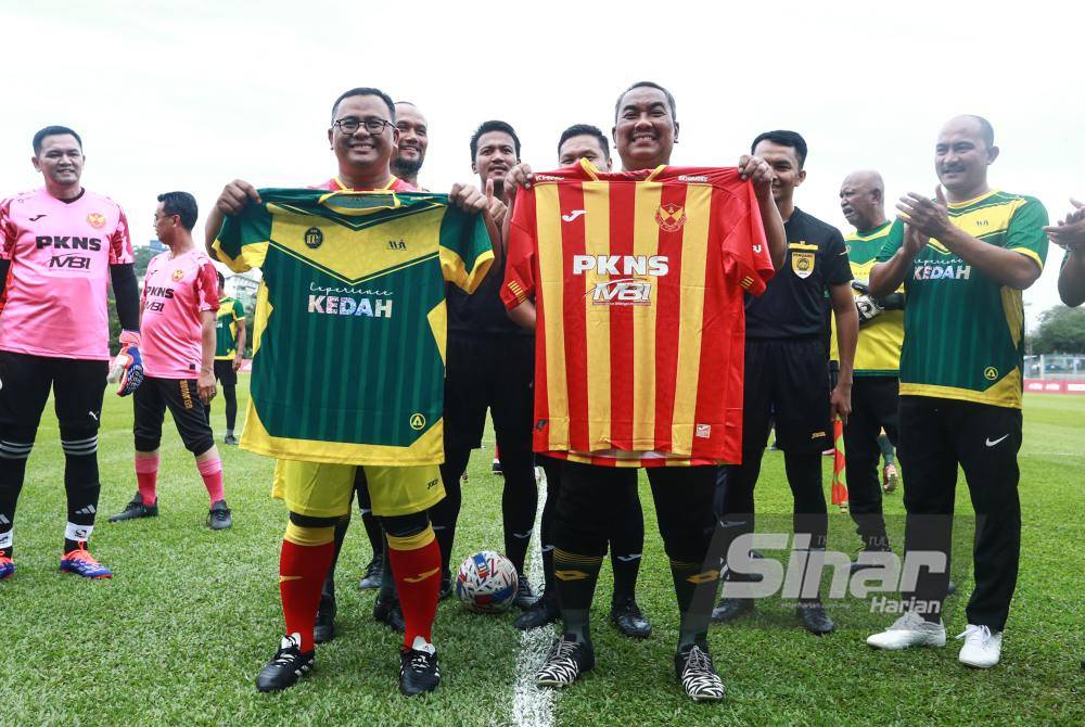Sanusi (left) and Amirudin (right) exchanged jerseys before the match. Photo by ASRIL ASWANDI SHUKOR/SINAR