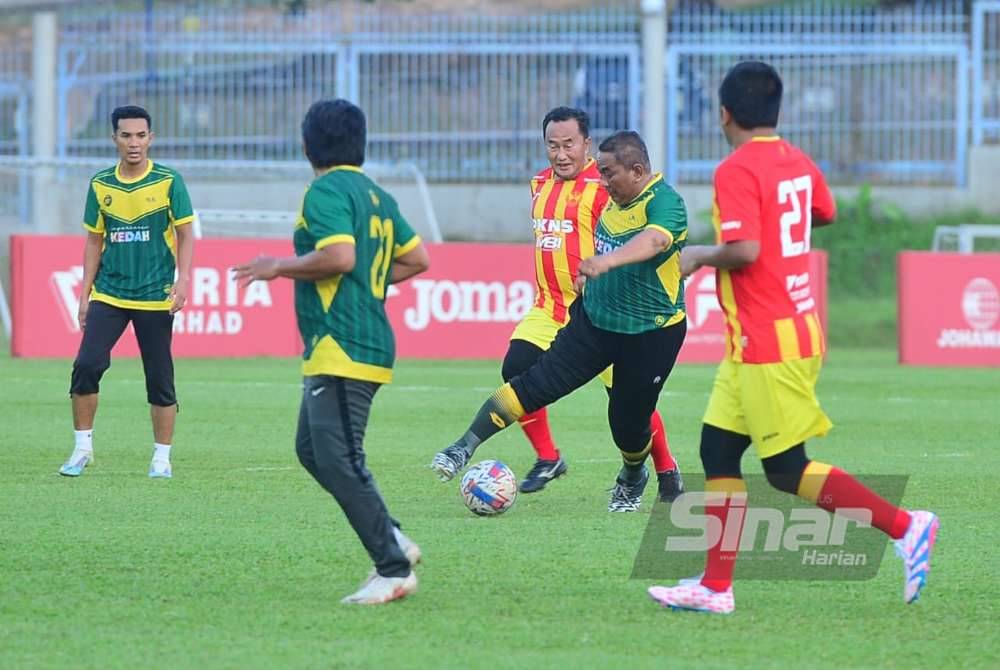 Sanusi (second from right) in action. Photo by ASRIL ASWANDI SHUKOR/SINAR