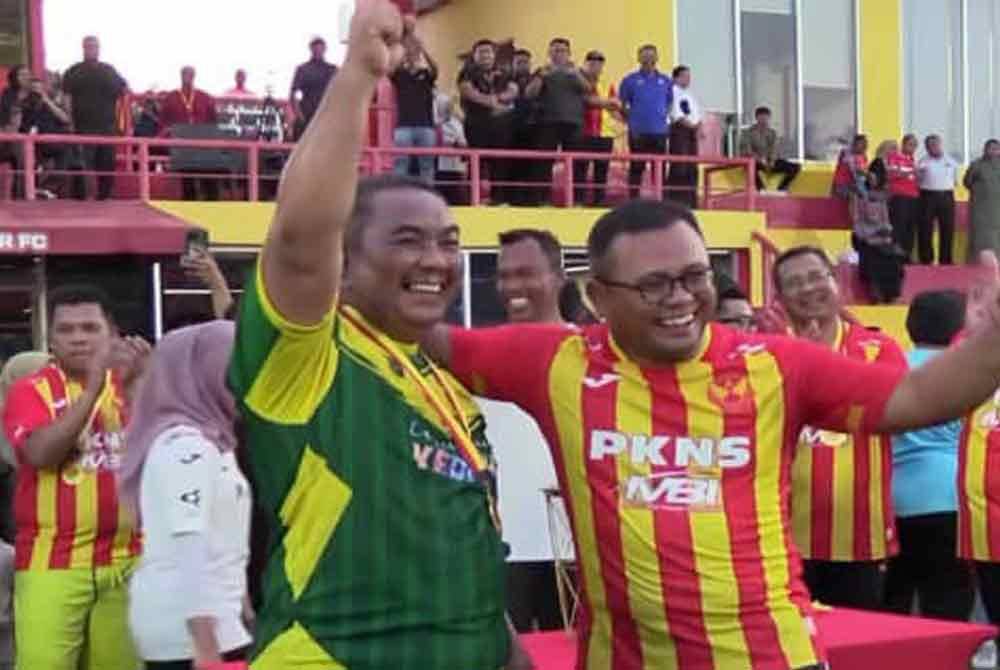 On Tuesday, the Kedah MB's team defeated the Selangor MB's team 8-5 in a friendly football match in Shah Alam.