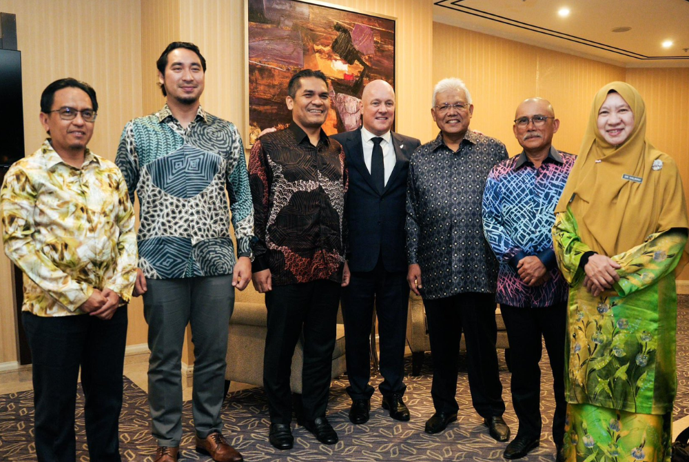 New Zealand Prime Minister Christopher Mark Luxon along with some of the Malaysian opposition members. - Photo: Hamzah Zainuddin / X