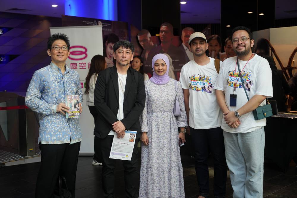 Screenwriter Tomohiro Yokomaku (second, left) was in Kuala Lumpur recently, for the screening of 'A Mother's Touch', an emotional film of the amazing life of deafblind university professor Satoshi Fukushima and his mother. Photo by Bernama
