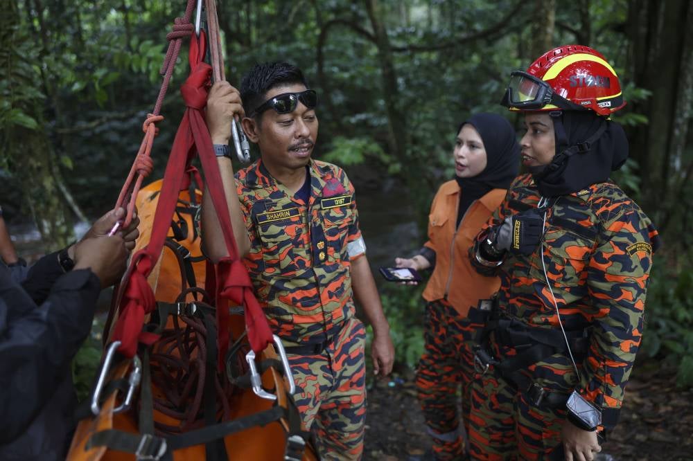 Sharin Yusmar (left) during a briefing to Bernama reporter Hasnah Jusid (right) before conducting Technical Rope Rescue training at Gunung Nuang recently. Photo by Bernama