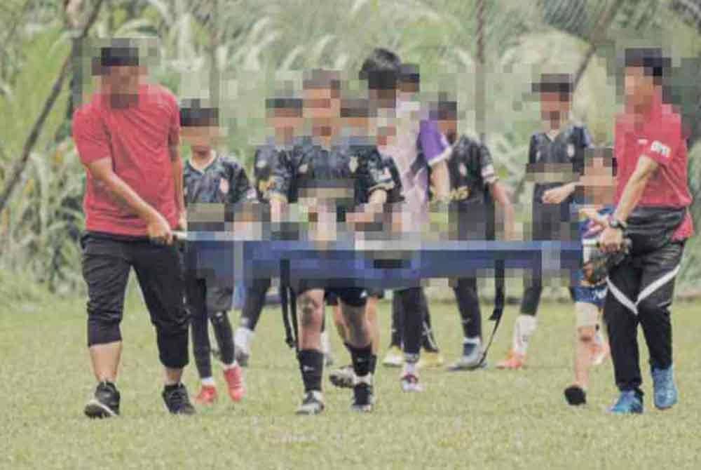 A 14-year-old boy tragically passed away due to heart complications and asthma while playing football in Semenyih on Saturday. - Photo courtesy of Sinar readers.