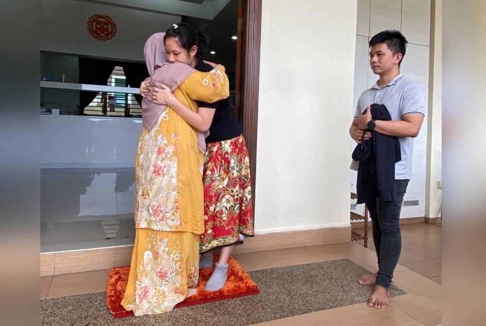 Yap could not hold back her sorrow when receiving a visit from Dr Hafidzah at her home in Kampung Teluk Panji, Kota Bharu.
