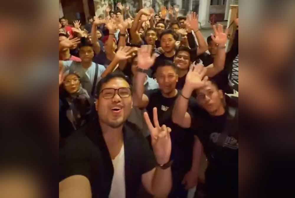 Khairul Aming with his employees on their holiday in Penang.
