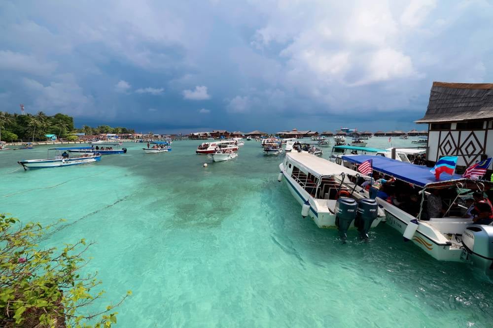 LAHAD DATU, 6 Sept -- The stunning resort islands in Semporna, part of the Eastern Sabah Security Zone (ESS Zone), continue to attract tourists both locally and internationally, while ESSCOM remains committed to ensuring national security despite various challenges. (BERNAMA PHOTO)