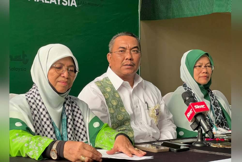 Muhammad Sanusi (centre) at the press conference on today. (Sinar Photo)