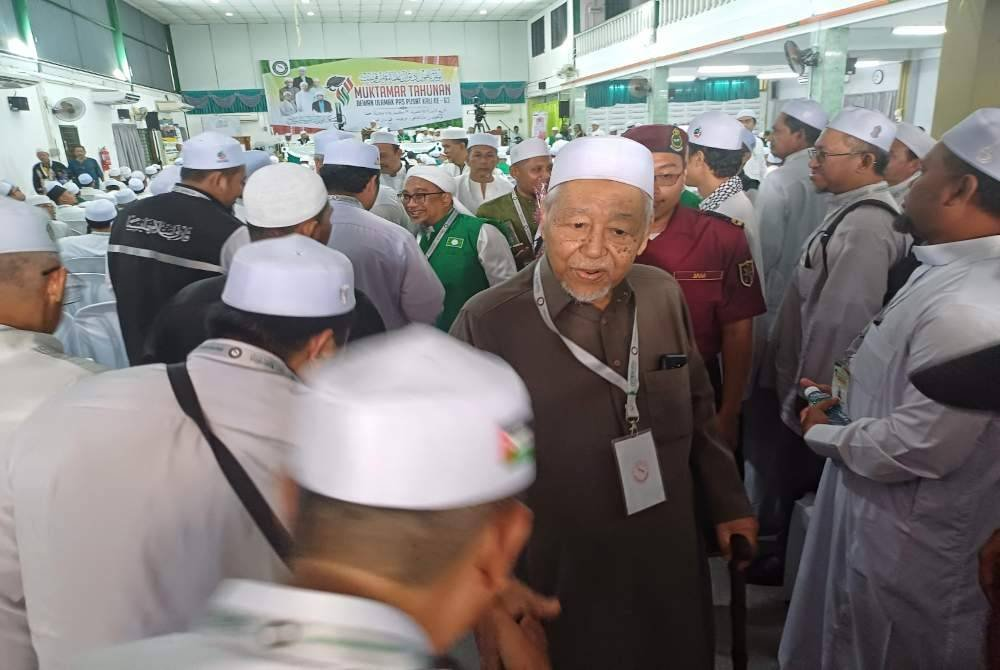 Hashim shook hands with Pas representatives at the 63rd Pas Youth Council Meeting at Dewan D' Persada Baraqah here on Friday.